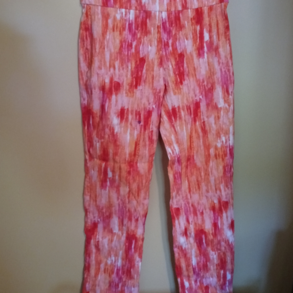 Attyre petite capris in a bright abstract design